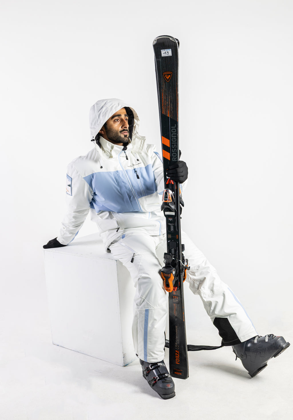 جاكيت وبنطلون تزلج لون ابيض