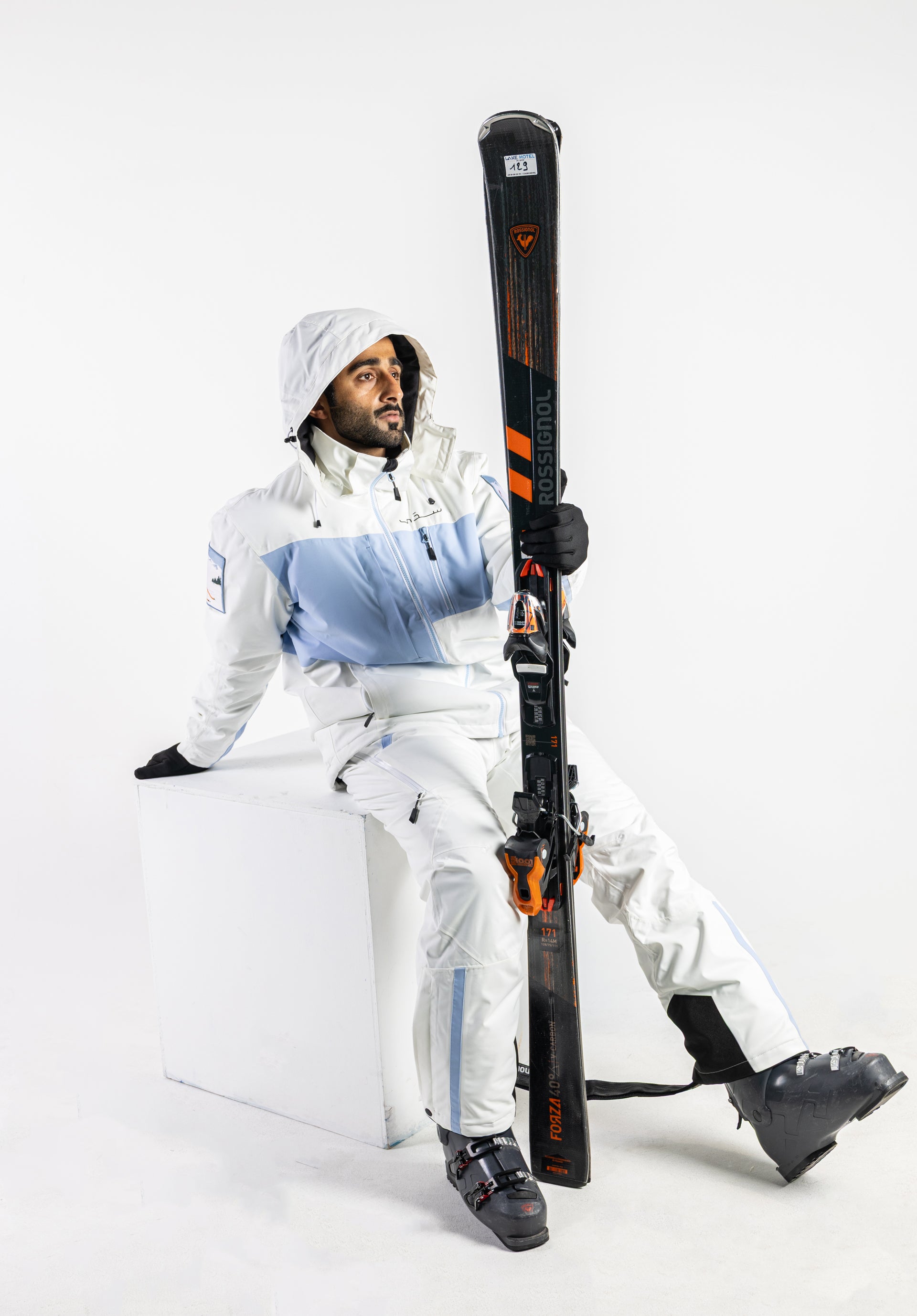 جاكيت وبنطلون تزلج لون ابيض